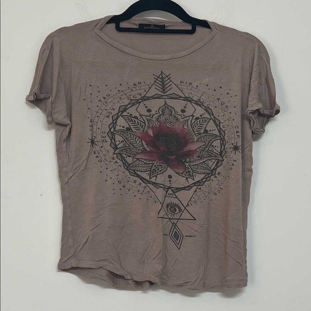 🌞 Miss Royal T Brown Graphic Tee w/Red Astrology Design women size M